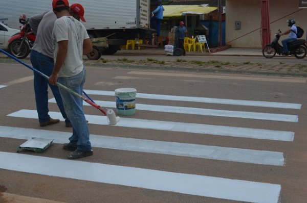 Secretarias de Obras reforma pintura das faixas de Pedestre na Cidade